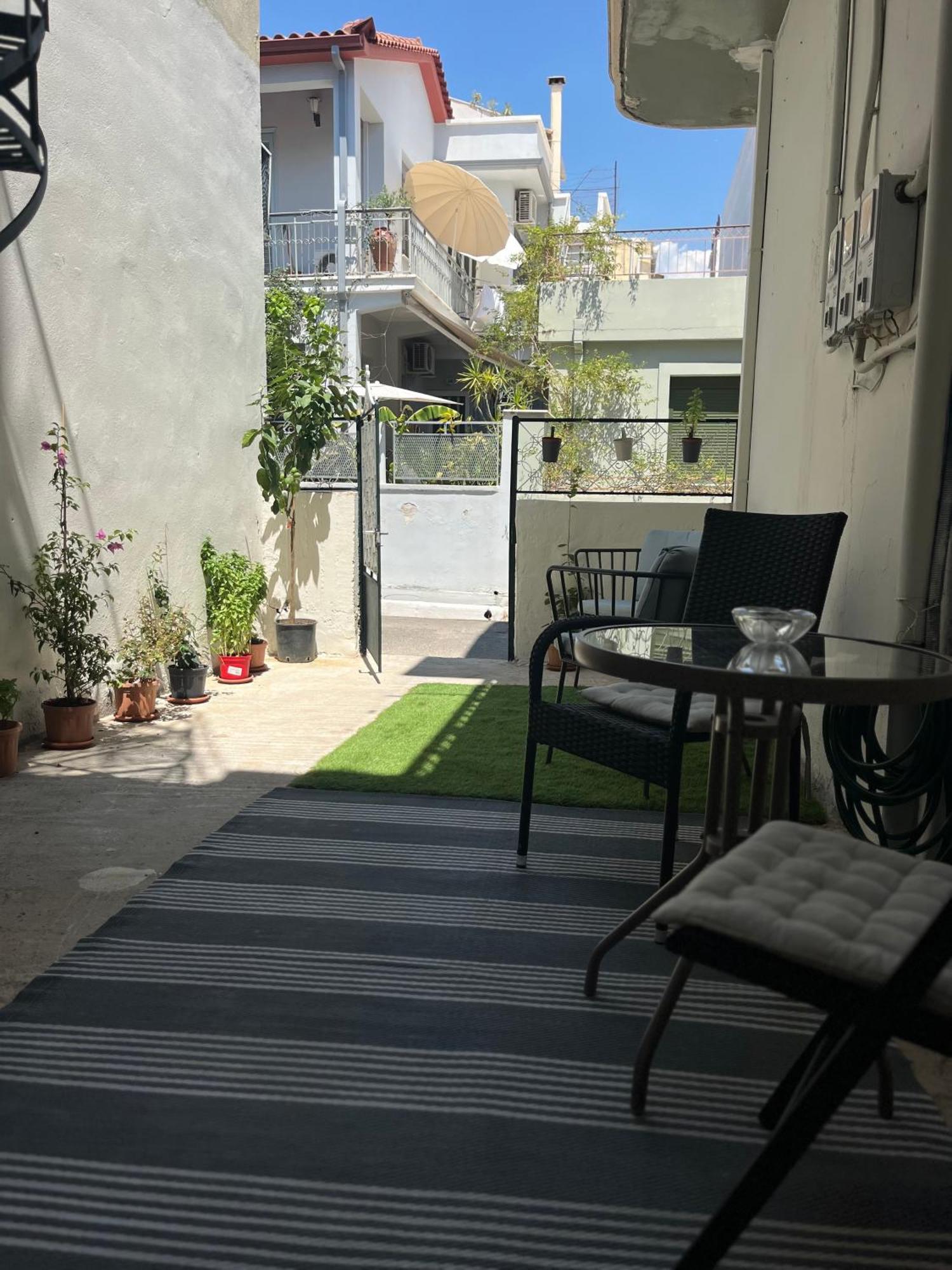 Noa - Designed Garden Studio In The City Center Kalamata Zewnętrze zdjęcie